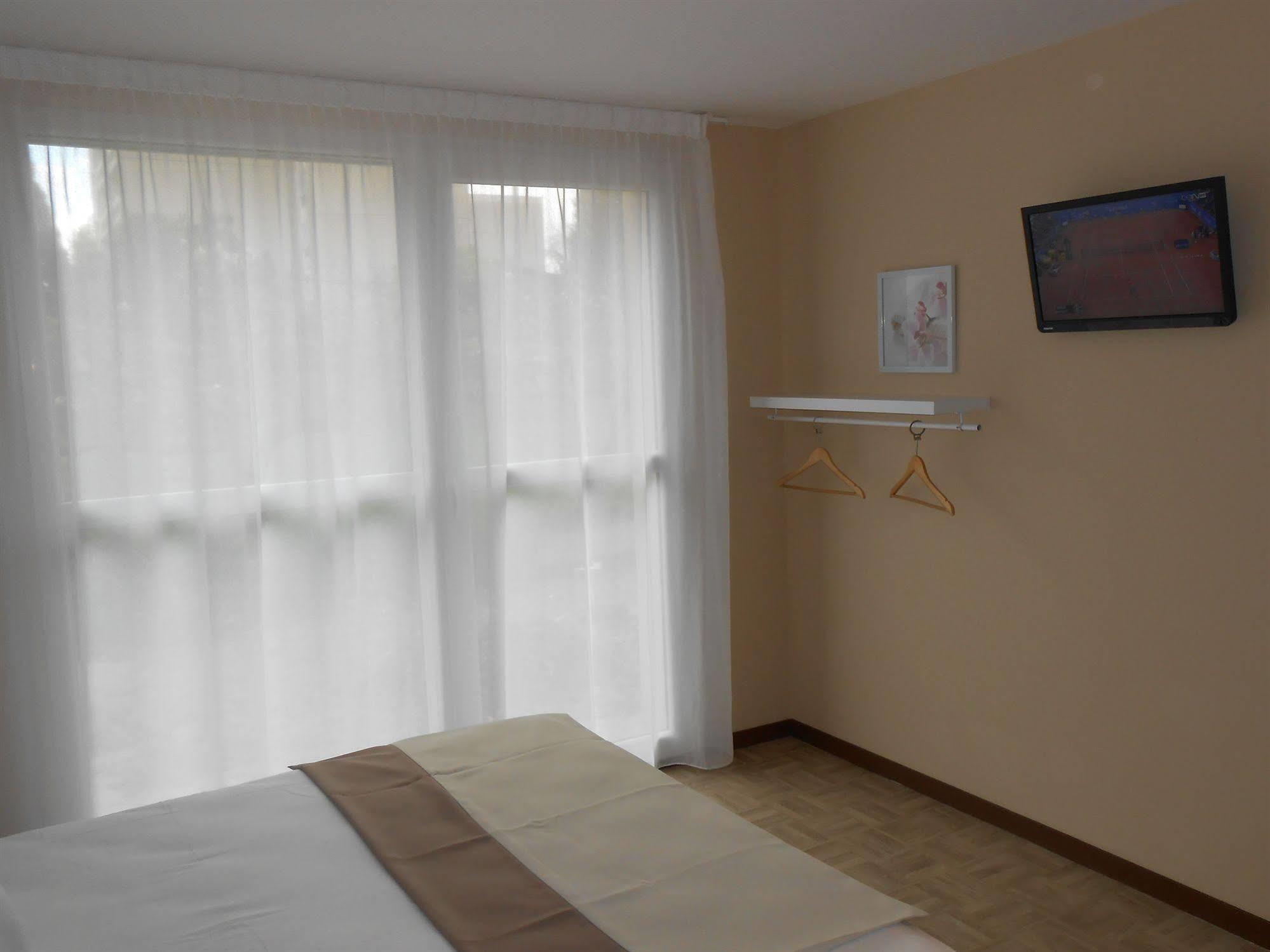 La Pause Hotel Evreux Exterior photo